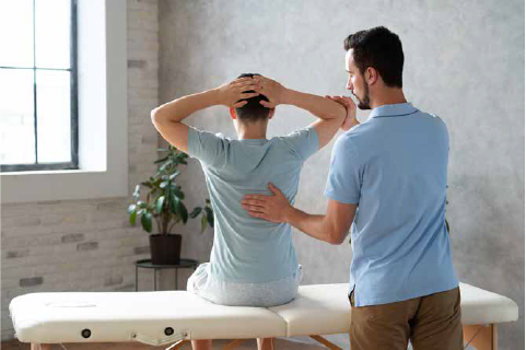 Mężczyzna otrzymuje masaż od fizjoterapeuty